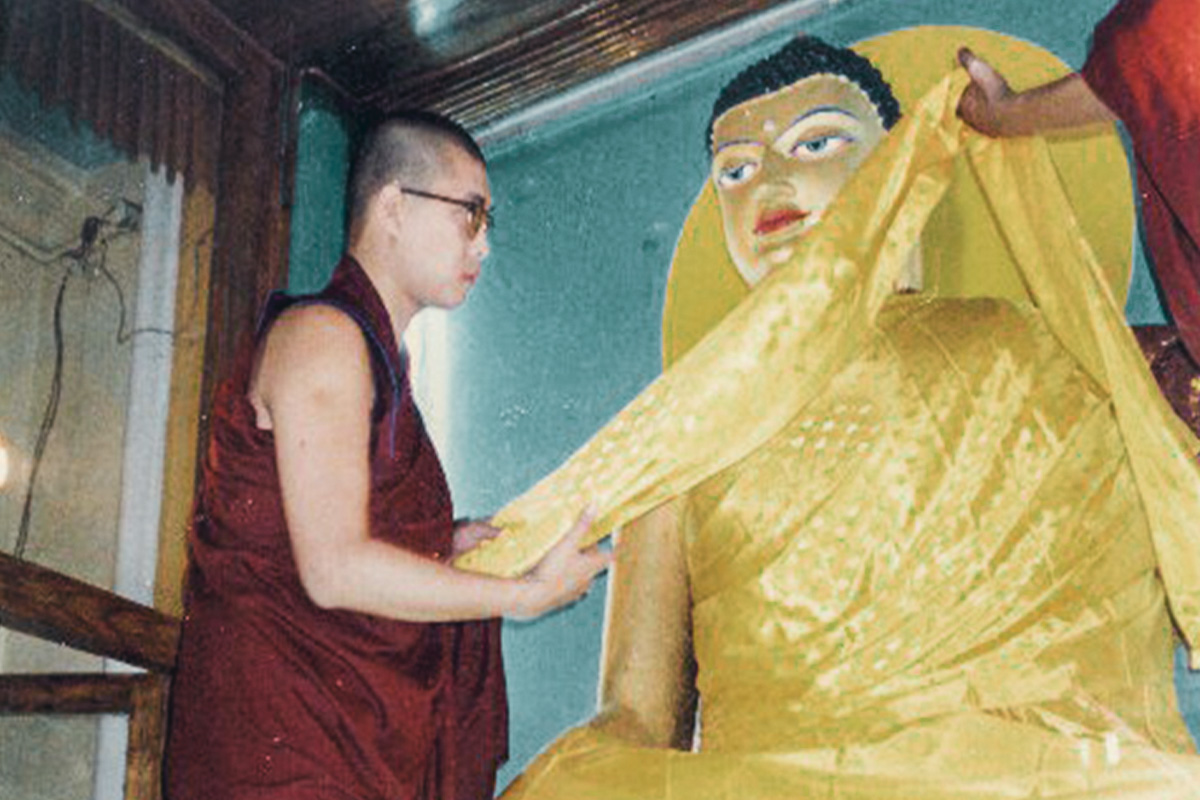 H.E. Tsem Rinpoche offered robes to the golden Buddha statue in the Mahabodhi Temple during a pilgrimage to Bodhgaya.